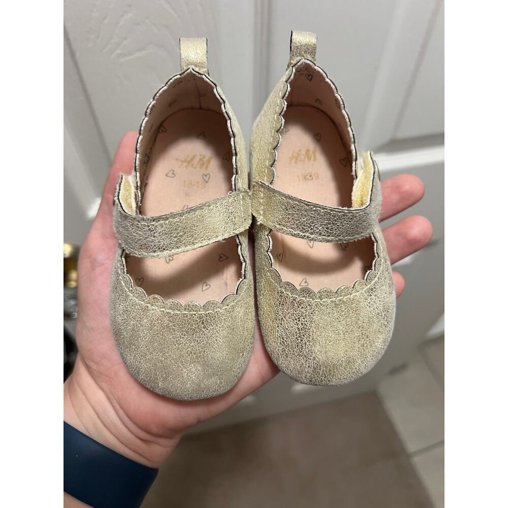 H&M Baby Girls Gold Metallic Mary Jane Shoes Scalloped Size US 2.5 EUR 18/19